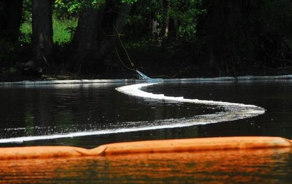 Kalamazoo River - containment boom