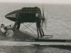 Le Comte Theo Rossi de Montalera à bord de son hydroglisseur  Ardea  en 1930